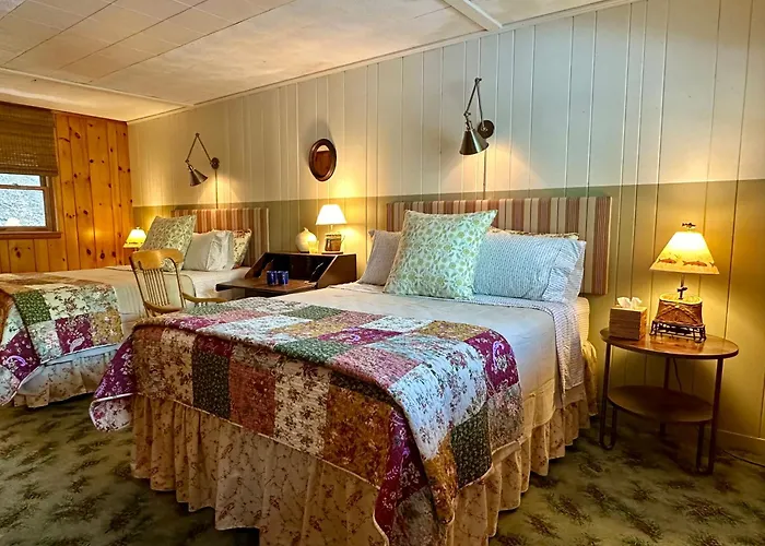 Hemlock Cabin Retreat | 3Br + Cedar Guest Suite